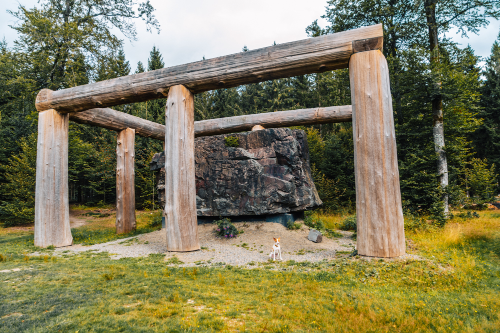 Skulptur Stein-Zeit-Mensch am WaldSkulpturenWeg, Sauerland, Rothaarsteig Skulptur Stein-Zeit-Mensch am WaldSkulpturenWeg, Sauerland, Rothaarsteig