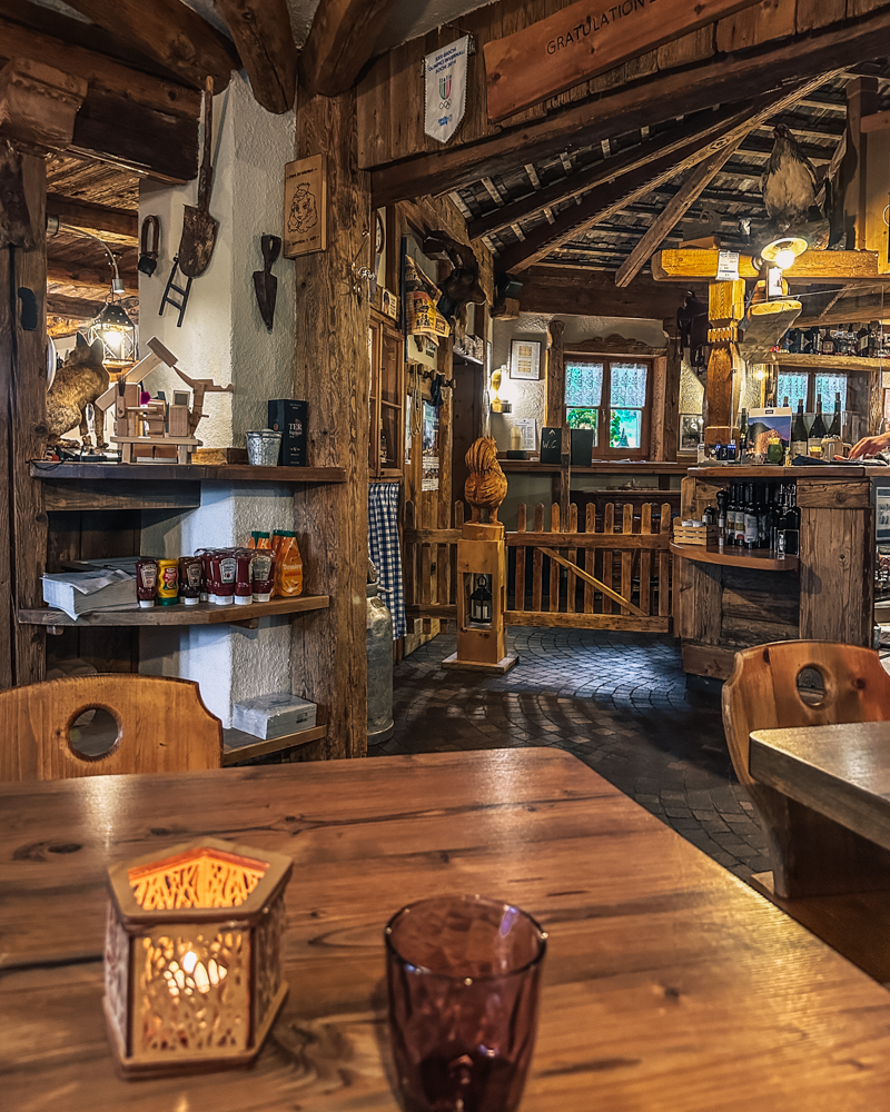 Hennenstall Restaurant, Karersee, Karerpass, Dolomiten